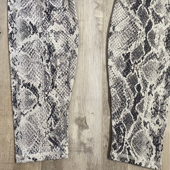 Alo yoga snakeskin legging size large - Picture 11 of 13